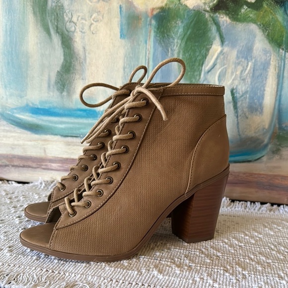 Y-Not? Lace Up Tan Leather Like Perforated Bootie Open Toe Block Heel Sz 7.5 - Picture 2 of 10